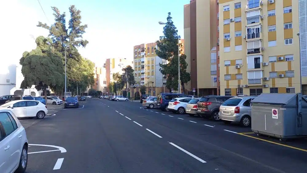 Reasfaltado en una de las avenidas de la ciudad acometido en la última semana. - AYTO.DE SEVILLA