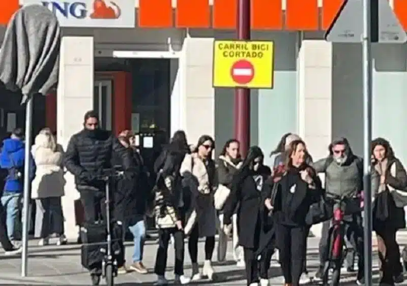 Imagen del cartel que anuncia la prohibicion de uso del carril bici de la avenida Luis de Morales - A CONTRAMANO