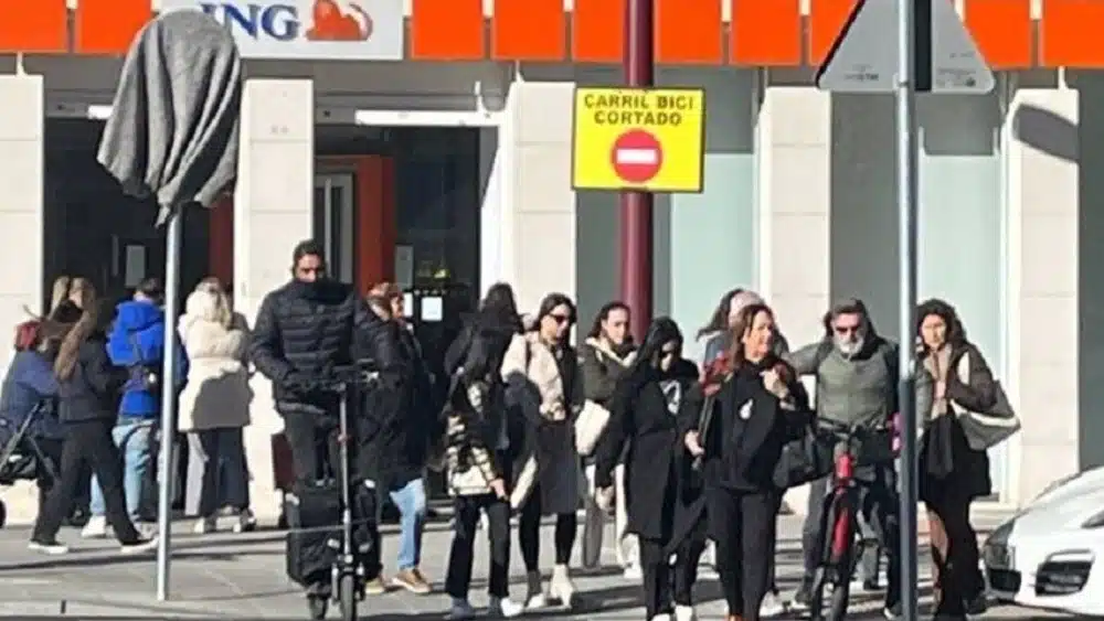 Imagen del cartel que anuncia la prohibicion de uso del carril bici de la avenida Luis de Morales - A CONTRAMANO