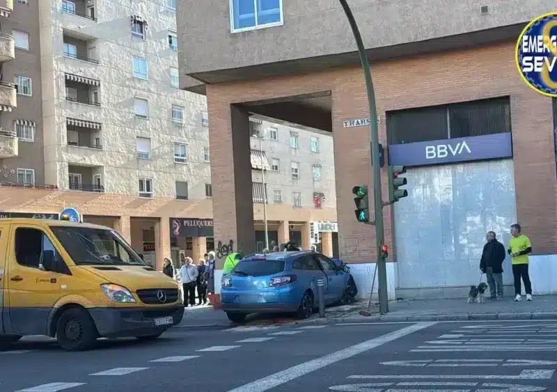 Vehículo empotrado contra una pared en una calle de Sevilla - EMERGENCIAS DE SEVILLA