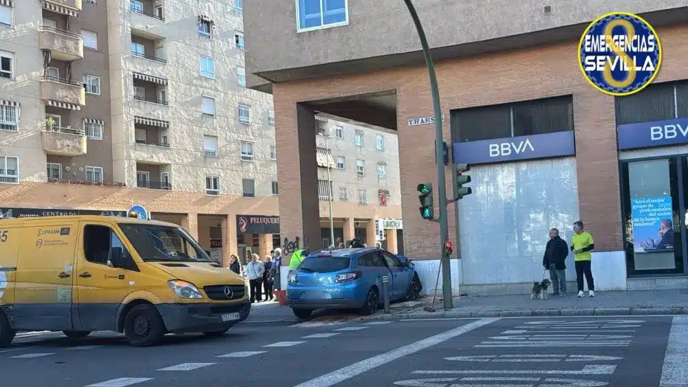 Vehículo empotrado contra una pared en una calle de Sevilla - EMERGENCIAS DE SEVILLA