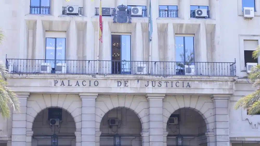 Detalle de la fachada principal de la Audiencia Provincial de Sevilla / Joaquín Corchero / Archivo Europa Press