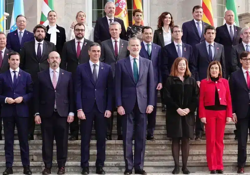 El presidente del Gobierno, Pedro Sánchez y el Rey, Felipe VI, en el centro durante la foto de familia a su llegada a la XXVII Conferencia de Presidentes, en el Palacio de la Magdalena, a 13 de diciembre de 2024, en Santander, Cantabria (España) - Xuan Cueto - Europa Press