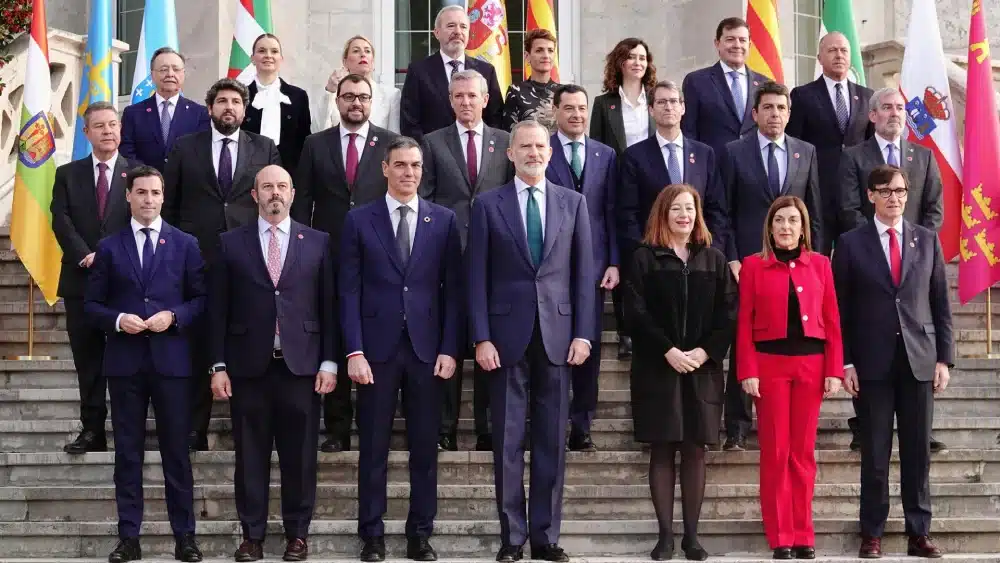 El presidente del Gobierno, Pedro Sánchez y el Rey, Felipe VI, en el centro durante la foto de familia a su llegada a la XXVII Conferencia de Presidentes, en el Palacio de la Magdalena, a 13 de diciembre de 2024, en Santander, Cantabria (España) - Xuan Cueto - Europa Press