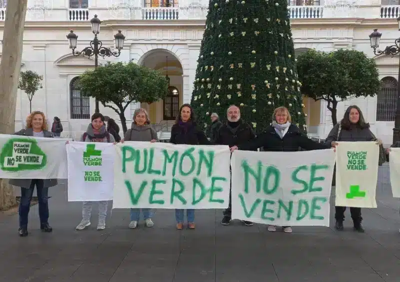 Manifestación de vecinos en el Ayuntamiento de Sevilla