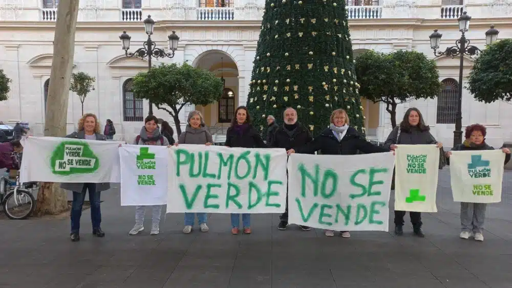 Manifestación de vecinos en el Ayuntamiento de Sevilla