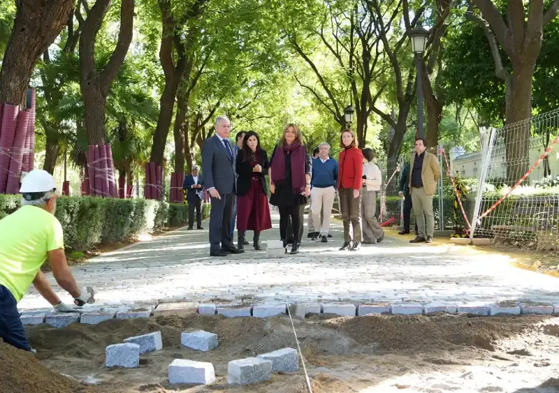 Sanz supervisa los trabajos de mejora integral de los jardines del Prado de San Sebastián. - AYTO.DE SEVILLA