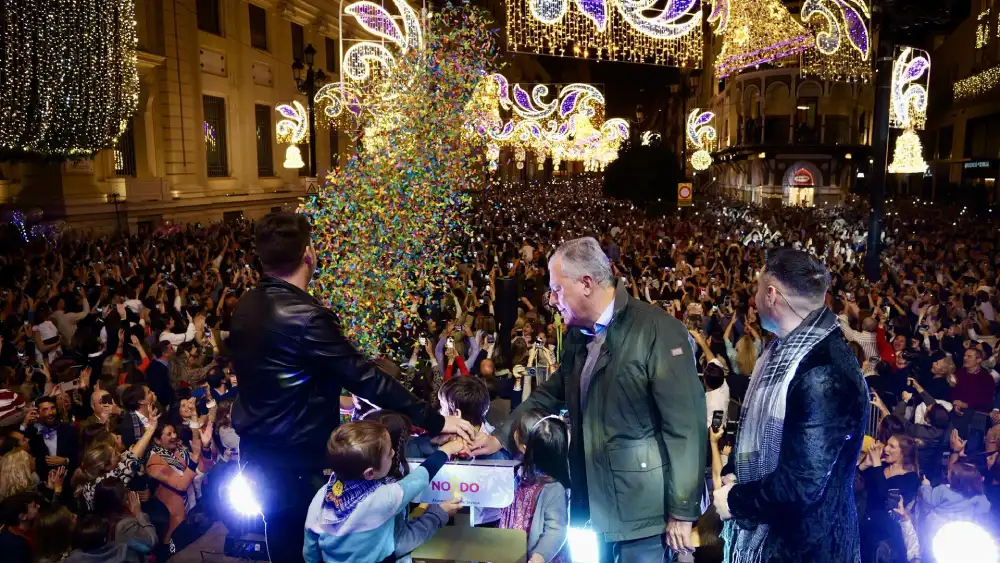 Imagen de archivo del alcalde de Sevilla, José Luis Sanz en el acto del encendido del alumbrado navideño. - AYUNTAMIENTO DE SEVILLA