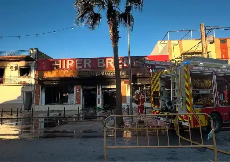 Incendio en un bazar en Brenes