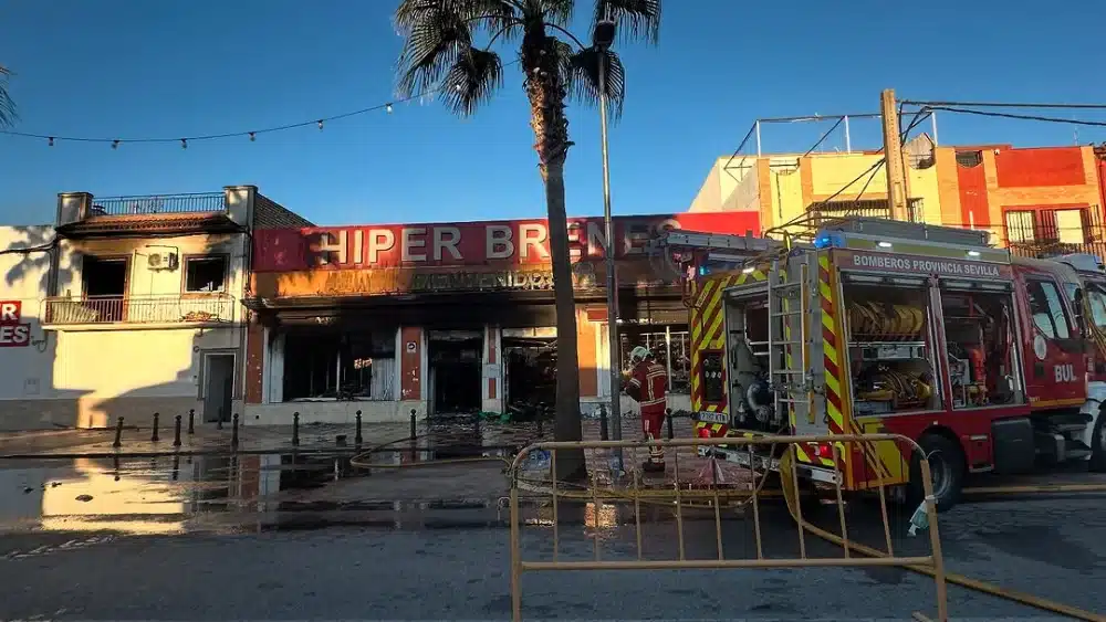 Incendio en un bazar en Brenes