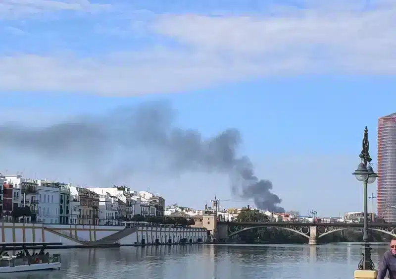 La columna de humo del punto limpio de Camas ha sido avistada en Sevilla capital y la primera corona metropolitana - FRANCISCO J. OLMO/EUROPA PRESS