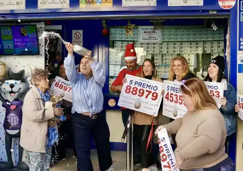 Archivo - Imagen de archivo de celebraciones por un premio del sorteo extraordinario del año pasado - Álex Zea - Europa Press - Archivo