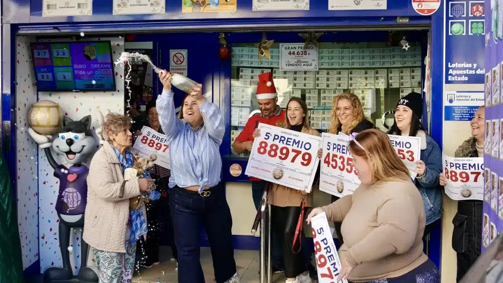 Archivo - Imagen de archivo de celebraciones por un premio del sorteo extraordinario del año pasado - Álex Zea - Europa Press - Archivo