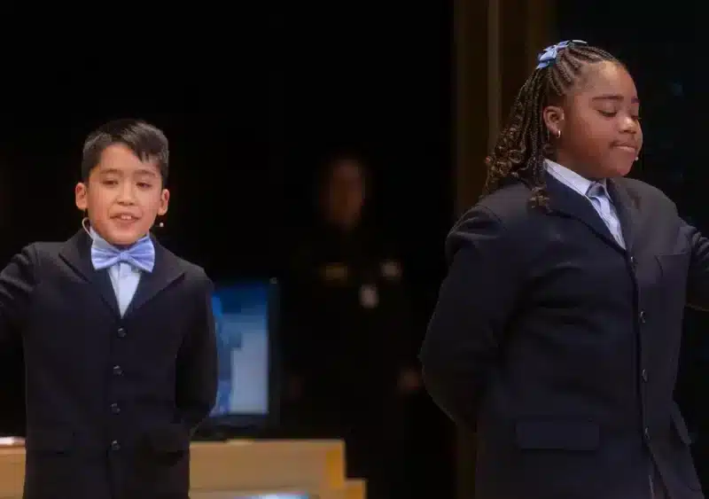 Axiel Kyron Abas y Ainhoa Rosero Gómez Limbaga cantan el tercer premio, el número 11.840 durante la celebración del Sorteo Extraordinario de la Lotería de Navidad 2024, en el Teatro Real, a 22 de diciembre de 2024, en Madrid (España). El Estado reparte ho - Eduardo Parra - Europa Press