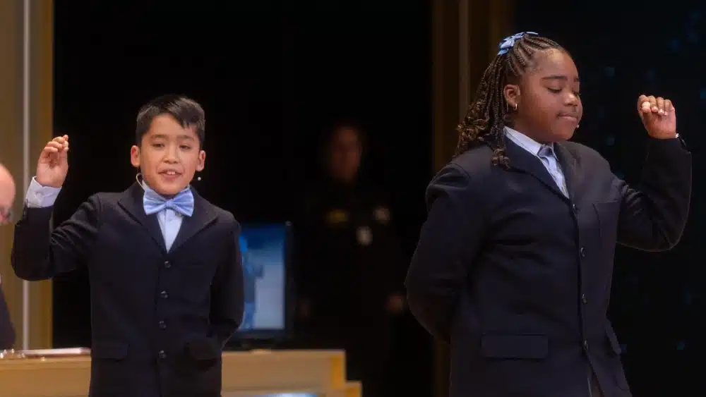 Axiel Kyron Abas y Ainhoa Rosero Gómez Limbaga cantan el tercer premio, el número 11.840 durante la celebración del Sorteo Extraordinario de la Lotería de Navidad 2024, en el Teatro Real, a 22 de diciembre de 2024, en Madrid (España). El Estado reparte ho - Eduardo Parra - Europa Press