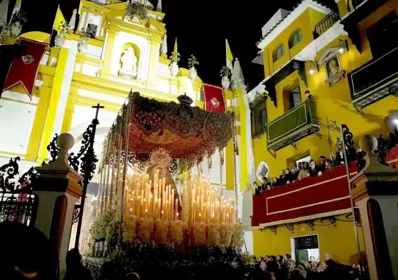 La Esperanza Macarena camino de la Catedral de Sevilla para procesionar en la Magna. - Joaquin Corchero - Europa Press