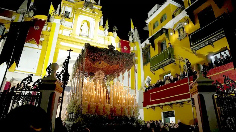 La Esperanza Macarena camino de la Catedral de Sevilla para procesionar en la Magna. - Joaquin Corchero - Europa Press