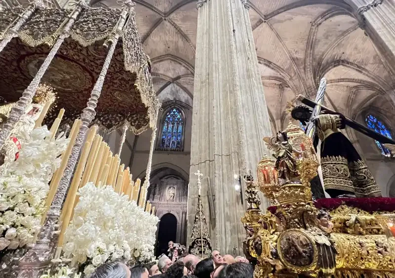 La Esperanza Macarena frente a Jesús del Gran Poder en el interior de la Catedral