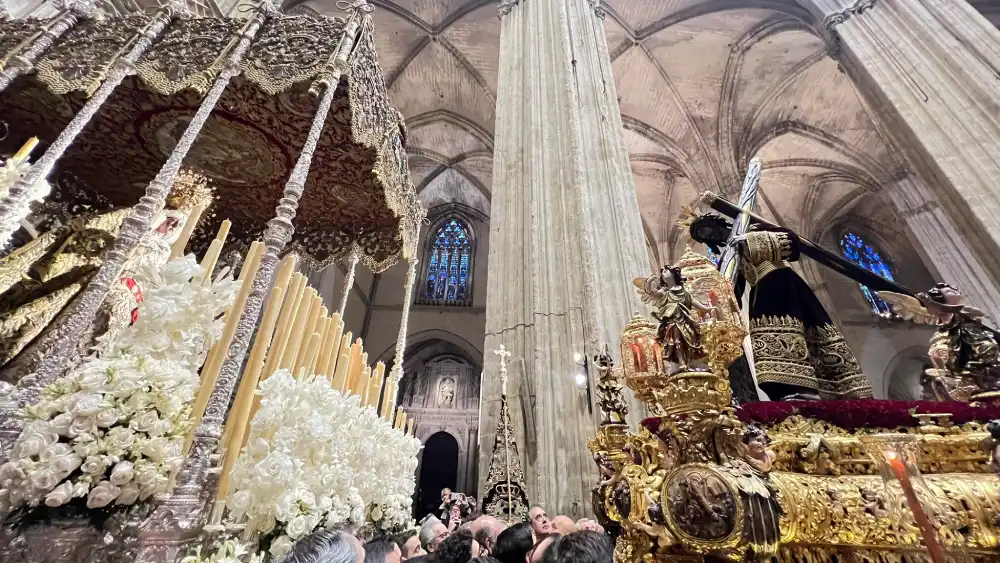 La Esperanza Macarena frente a Jesús del Gran Poder en el interior de la Catedral