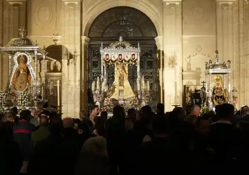 Imágenes de Consolación (i), Valme de Dos Hermanas y Setefilla de Lora del Río, en el interior de la parroquia del Sagrario. - FRANCISCO J.OLMO- EUROPA PRESS