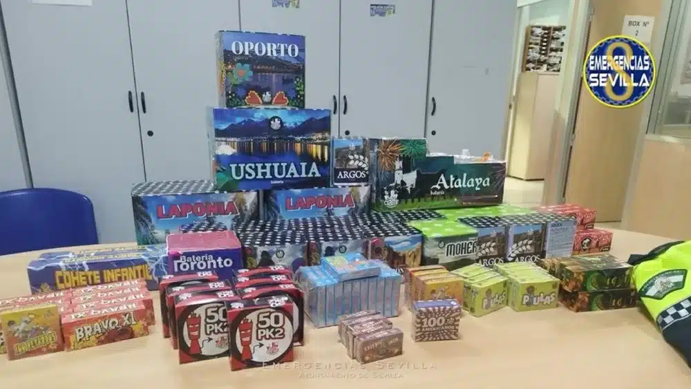 Material pirotécnico intervenido por la Policía Local de Sevilla en un establecimiento sin autorización para su venta - EMERGENCIAS SEVILLA