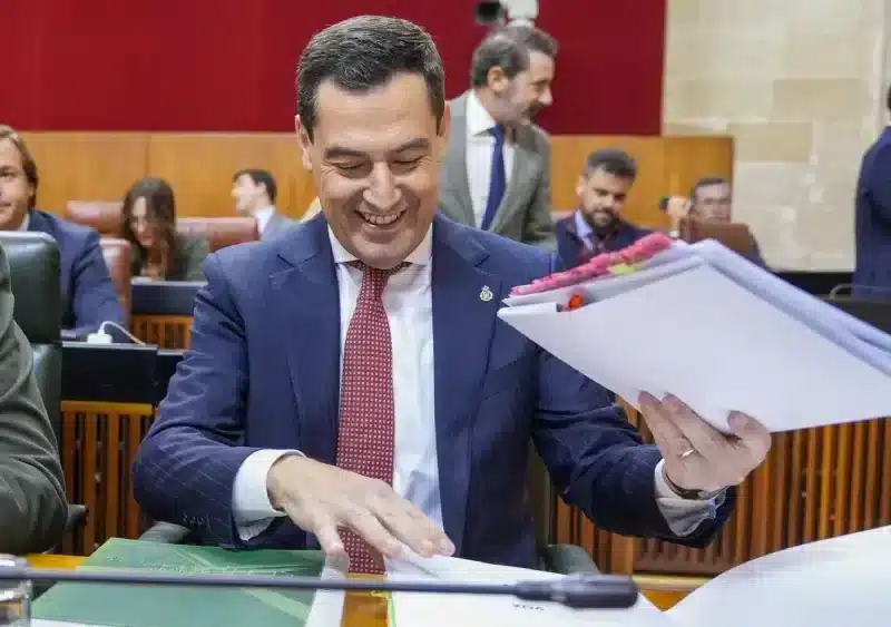 El presidente de la Junta de Andalucía, Juanma Moreno a su llegada al Debate sobre el Estado de la Comunidad. - Francisco J. Olmo - Europa Press