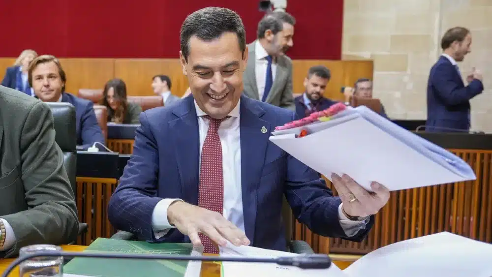 El presidente de la Junta de Andalucía, Juanma Moreno a su llegada al Debate sobre el Estado de la Comunidad. - Francisco J. Olmo - Europa Press