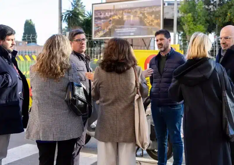 Pimentel conversa con los vecinos de la calle Juan Sebastián Elcano.