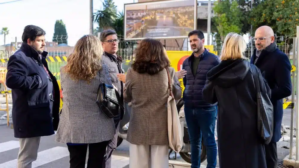 Pimentel conversa con los vecinos de la calle Juan Sebastián Elcano.
