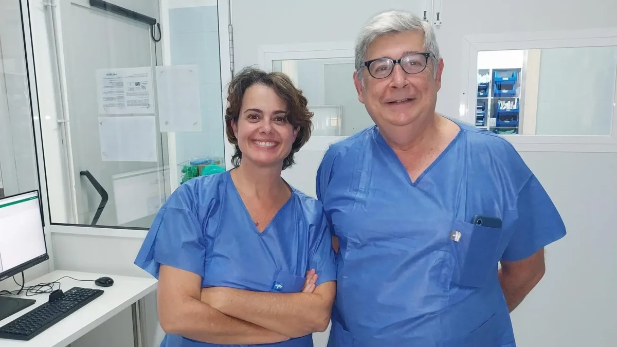 Los anestesistas Carmen Sánchez Gutiérrez y José Manuel Cordero, premiados de manos de sendas sociedades científicas. - HUVR