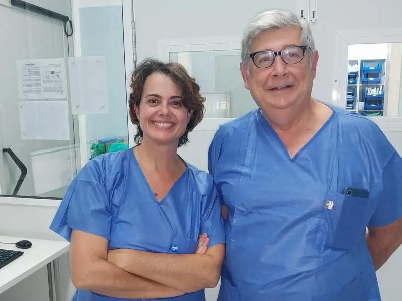 Los anestesistas Carmen Sánchez Gutiérrez y José Manuel Cordero, premiados de manos de sendas sociedades científicas. - HUVR