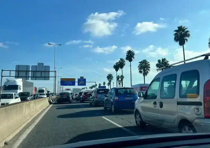 Atasco en la SE-30 a su paso por el puente del V Centenario. Alba Canovaca