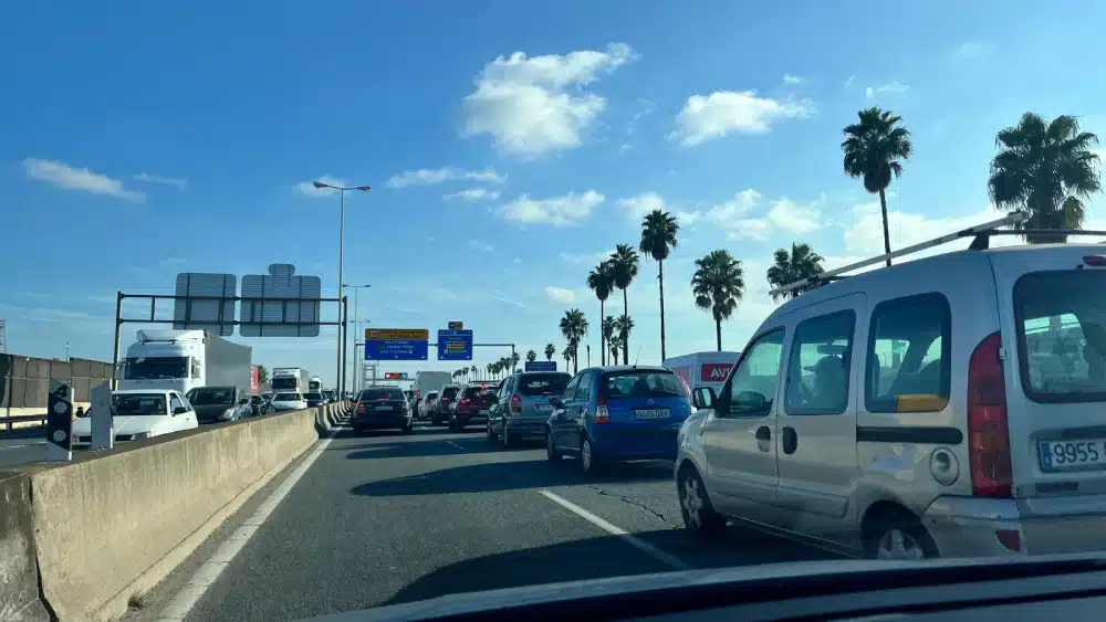 Atasco en la SE-30 a su paso por el puente del V Centenario. Alba Canovaca