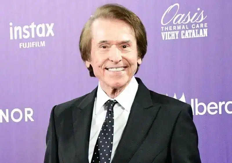 Archivo - Raphael posa en el photocall de los 'Premios Woman', a 28 de noviembre de 2023, en Madrid (España). - EUROPA PRESS REPORTAJES - Archivo