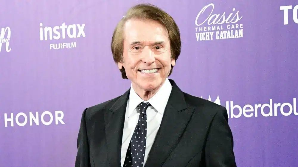 Archivo - Raphael posa en el photocall de los 'Premios Woman', a 28 de noviembre de 2023, en Madrid (España). - EUROPA PRESS REPORTAJES - Archivo