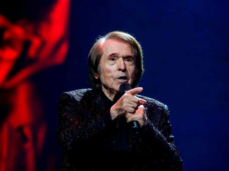 Archivo - El cantante Raphael durante un concierto en el Wizink Center, a 16 de diciembre de 2021, en Madrid (España). Raphael, uno de los artistas españoles más reconocidos nacional e internacionalmente, ha regresado a los escenarios para celebrar 60 año - Ricardo Rubio - Europa Press - Archivo