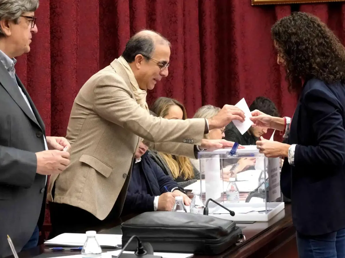 Votación en el claustro de la US con el rector en la imagen - US