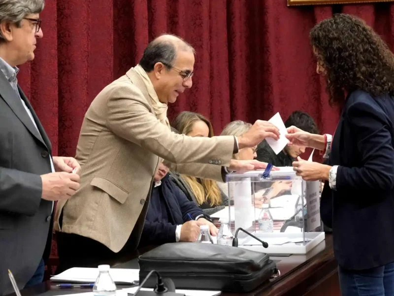 Votación en el claustro de la US con el rector en la imagen - US