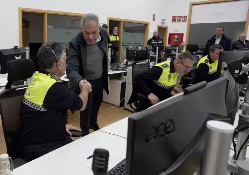 El alcalde de Sevilla, José Luis Sanz en una visita a los efectivos de Policía Local y Bomberos en Nochebuena de 2024. - AYUNTAMIENTO DE SEVILLA