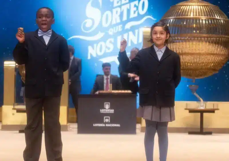 Ángel Abaga Elebiyo y Aurora Rodríguez Ososrio cantan un quinto premio, el número 74.778 durante la celebración del Sorteo Extraordinario de la Lotería de Navidad 2024, en el Teatro Real - Eduardo Parra - Europa Press