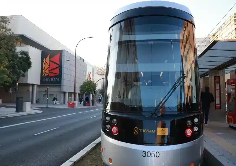 El tranvía en la nueva parada de Luis de Morales. A 18 de noviembre de 2024, en Sevilla, (Andalucía, España). (Imagen de archivo). - Rocío Ruz - Europa Press