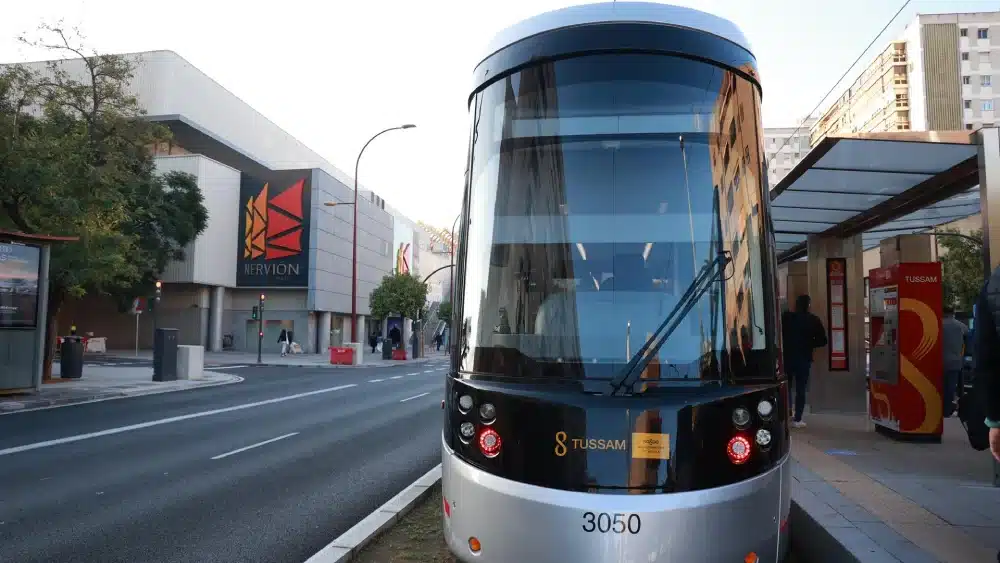 El tranvía en la nueva parada de Luis de Morales. A 18 de noviembre de 2024, en Sevilla, (Andalucía, España). (Imagen de archivo). - Rocío Ruz - Europa Press