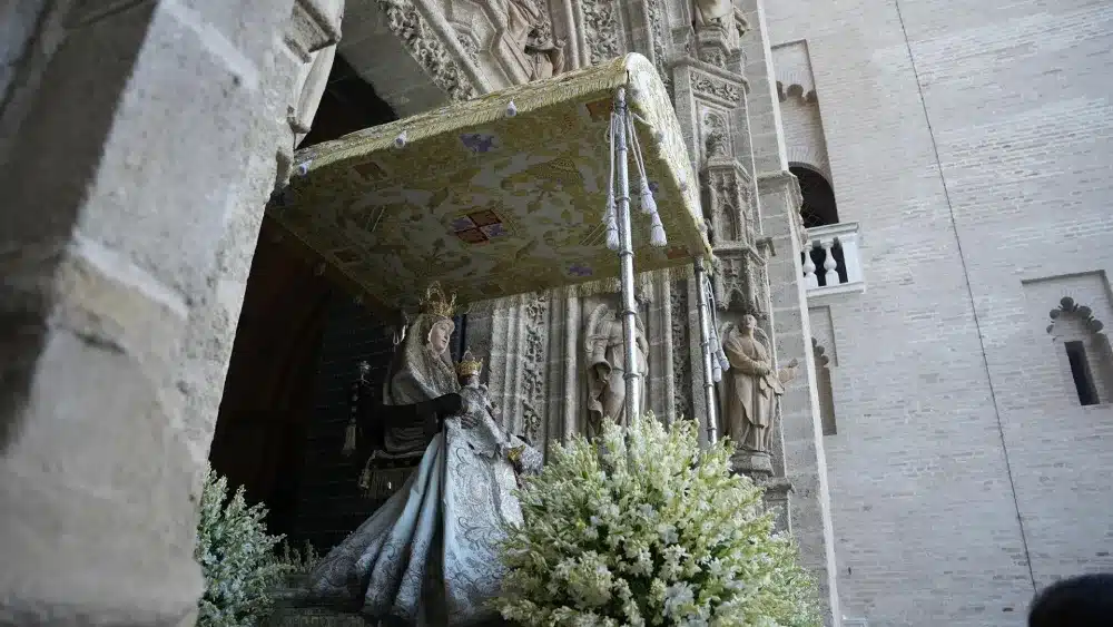 La Virgen de los Reyes sale de la Catedral este domingo. - JOAQUÍN CORCHERO / EUROPA PRESS