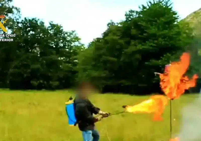El youtuber con el lanzallamas casero / Imagen de la Guardia Civil