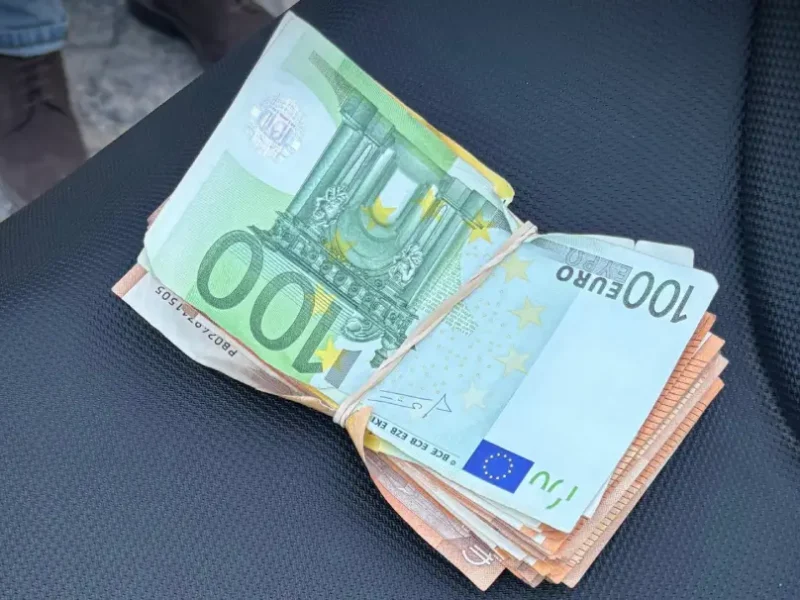 El fajo de billetes encontrado por la Policía Local.