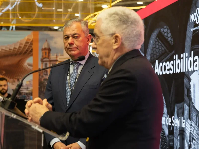 El alcalde de Sevilla, durante la presentación del proyecto 'Spain for All', liderado por la Oficina Española de Turismo en Reino Unido, en el stand de la capital andaluza en Fitur. - AYTO.DE SEVILLA