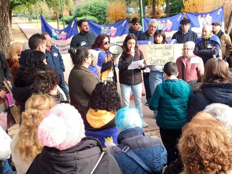 Acto en el bulevar Poeta Manuel Benítez Carrasco en demanda de restituir la cabalgata del distrito Sur