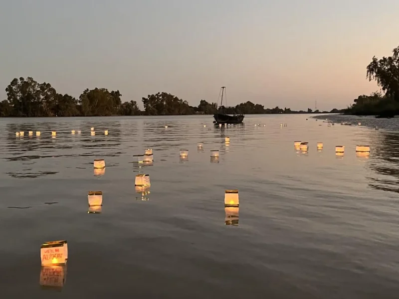 Ceremonia de linternas flotantes sobre el río, basada en la tradición japonesa, que organiza el Ayuntamiento cada 15 de agosto. - AYTO.DE CORIA DEL RÍO