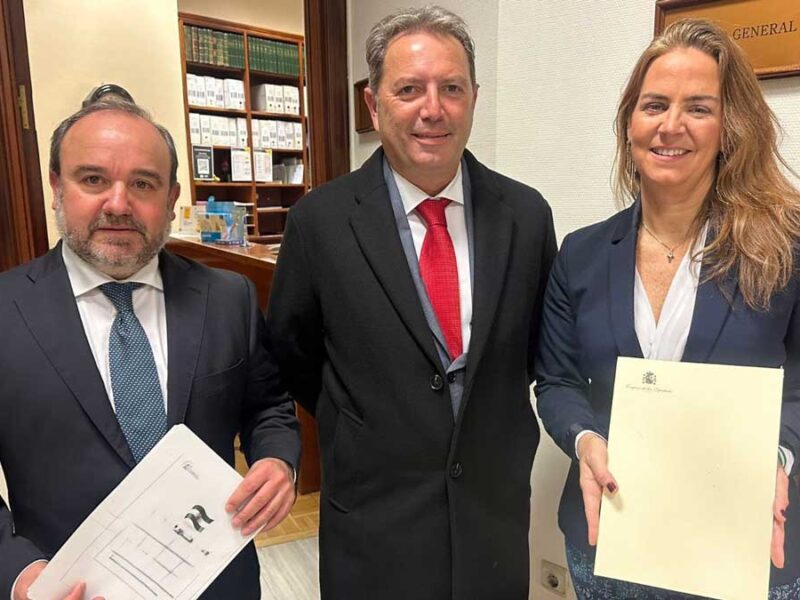 El teniente de alcalde Alberto Sanromán, el alcalde Paco Brenes y la diputada del PP Soledad Cruz / Arahal