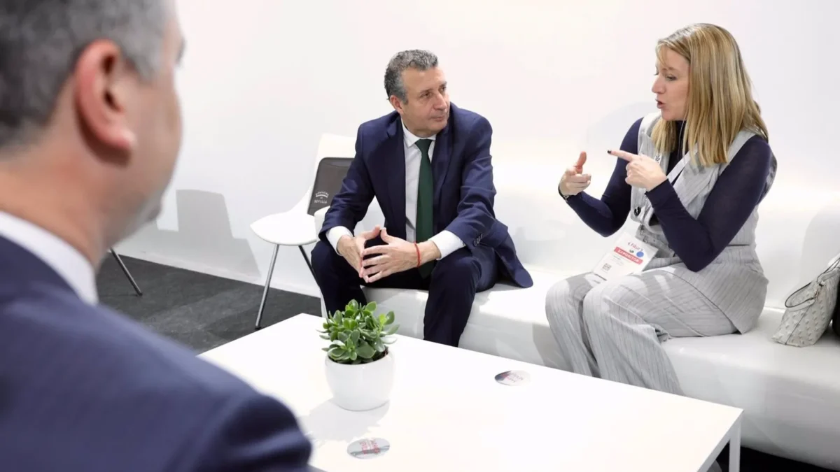 El presidente de la Diputación se reúne con la directora de la Oficina de Turismo de España en Miami, en Fitur. - DIPUTACIÓN DE SEVILLA